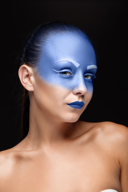 Бесплатное фото Портрет женщины, покрытой синей краской