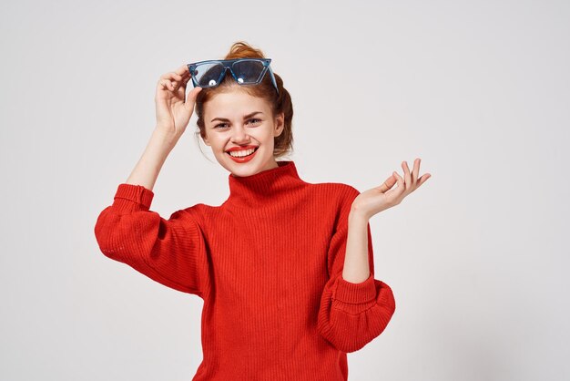 빨간 스웨터 라이프 스타일 고립 된 배경에서 여자의 초상화