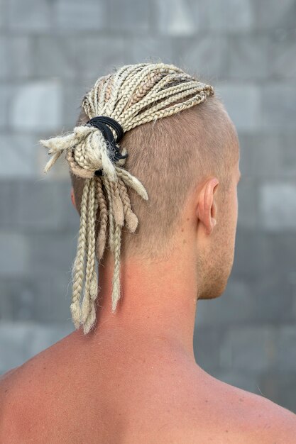 彼の頭にドレッドヘアを持つ若い男の肖像画 ドレッドヘアを持つ幸せなハンサムな男 クローズアップ プレミアム写真