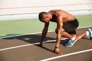 Бесплатное фото Портрет молодого мускулистого афро-американского спортсмена