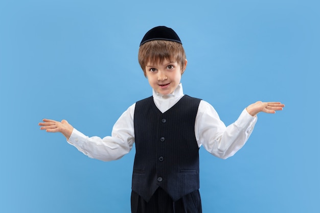 青いスタジオで隔離の若い正統派ユダヤ人の少年の肖像画