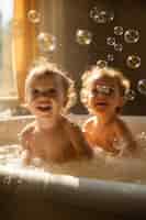 Бесплатное фото Портрет очаровательных новорожденных, принимающих ванну