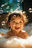Бесплатное фото Портрет очаровательного новорожденного ребенка, принимающего ванну