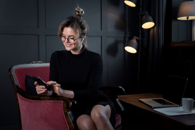 Бесплатное фото Портрет взрослой деловой женщины с очками в офисе