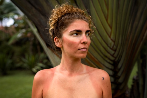 Бесплатное фото Портрет взрослой женщины с загорелой кожей