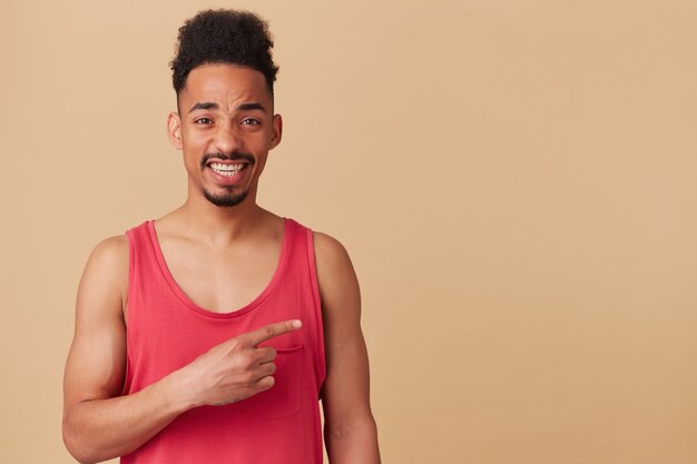 短いヘアカットで幸せな興奮した若い男の肖像画 無料の写真