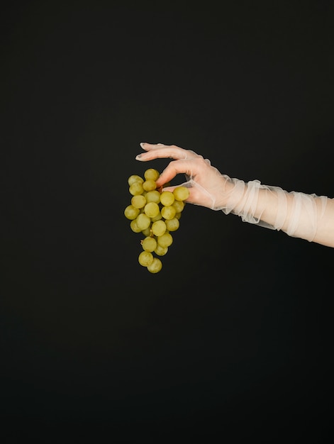Портрет женщины-альбиноса с виноградом