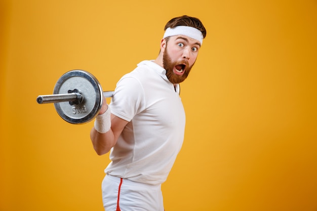Портрет возбужденного бородатого мужчины фитнес-тренировки