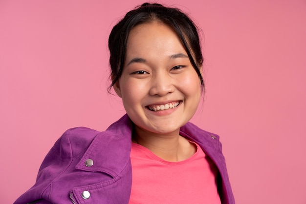 Бесплатное фото Портрет азиатской девочки-подростка улыбается