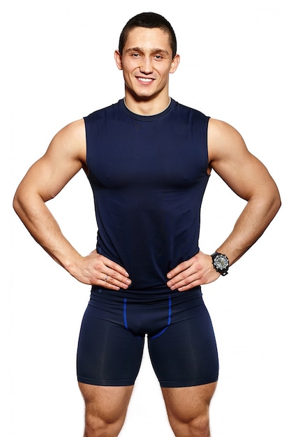 Бесплатное фото Портрет привлекательный фитнес здоровый улыбающийся счастливый веселый человек в спортивной одежде, изолированных на белом