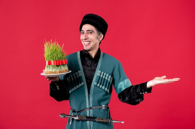 Бесплатное фото Портрет азербайджанского мужчины в традиционном костюме с семени на красном