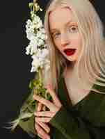 Бесплатное фото Портрет красивой женщины-альбиноса с цветами