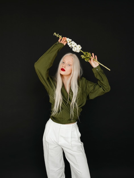 Бесплатное фото Портрет красивой женщины-альбиноса с цветами