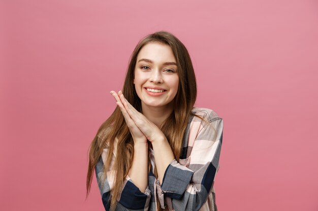美容の概念 クローズアップ美しい自然な肌と魅力的な白人の女の子の肖像画は コピースペースとピンクの背景に分離 無料の写真 美容の概念 クローズアップ美しい自然な肌と魅力的な白人の女の子の肖像画は コピースペースとピンクの背景に分離 無料の写真