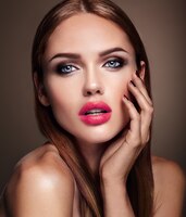 夜の化粧とロマンチックな髪型の美しい少女モデルの肖像画。赤い唇