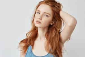 Бесплатное фото Портрет красивой модели с лисьими волосами позирует
