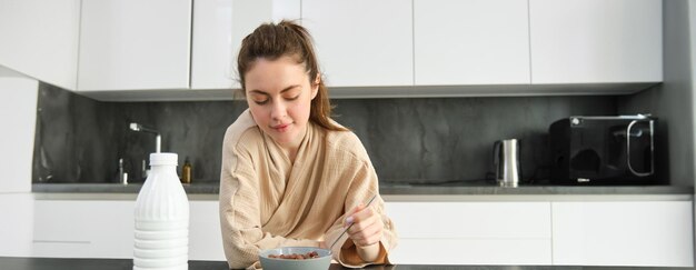 무료 사진 집 에서 아침 식사를 하고 있는 아름다운 여자 의 초상화