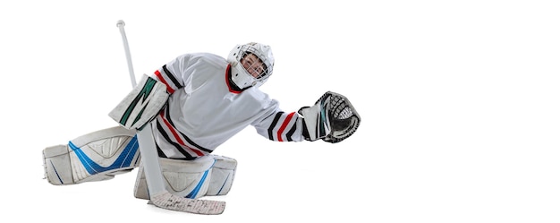 Бесплатное фото Портрет мальчика-подростка-хоккеиста, тренирующегося ловить рывок на белом фоне студии