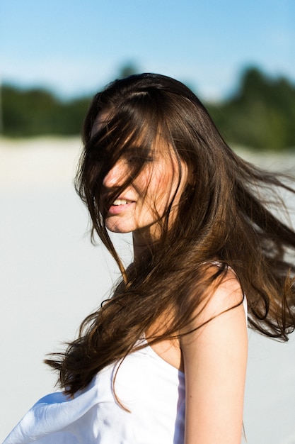 Бесплатное фото Портрет брюнетка женщина с длинными блестящими волосами