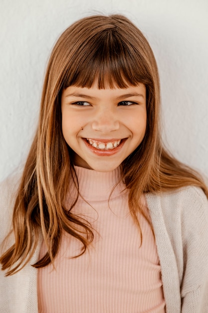 Бесплатное фото Портрет милой девушки улыбается