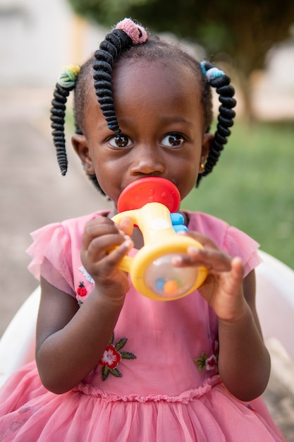 Бесплатное фото Портрет милой маленькой черной девочки