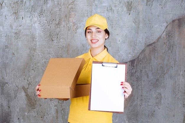 Портрет женщины-курьера, держащего буфер обмена с картонной коробкой