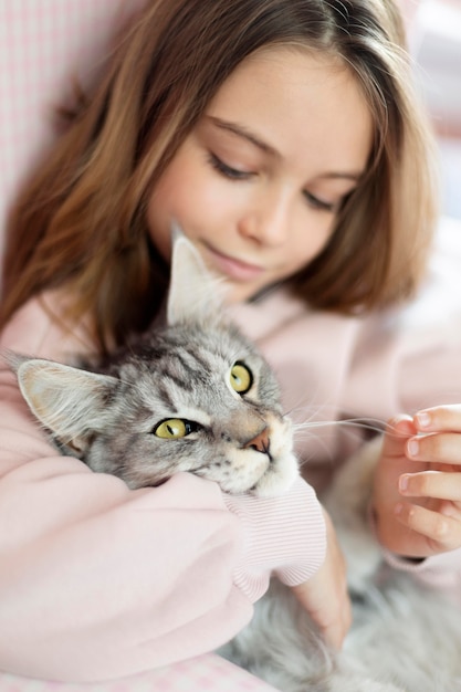 무료 사진 소녀와 고양이의 초상화
