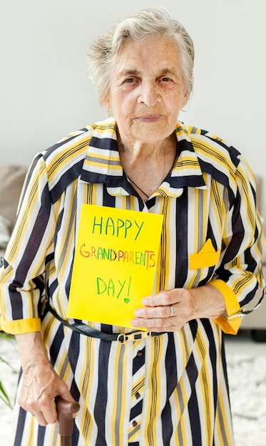무료 사진 인사말 메시지를 들고 할머니의 초상화