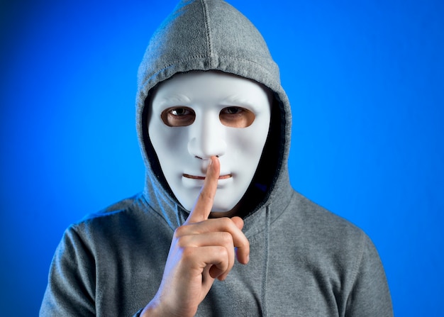 Бесплатное фото Портрет хакера с маской