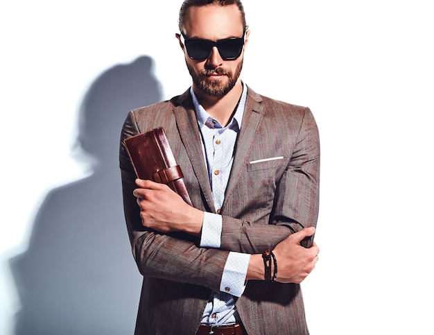 Бесплатное фото Портрет красивый модный стильный битник бизнесмен модель, одетая в элегантный коричневый костюм в темных очках