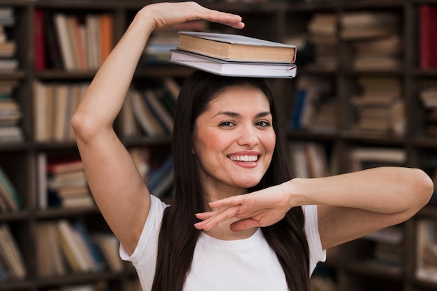 Портрет счастливой взрослой женщины в библиотеке