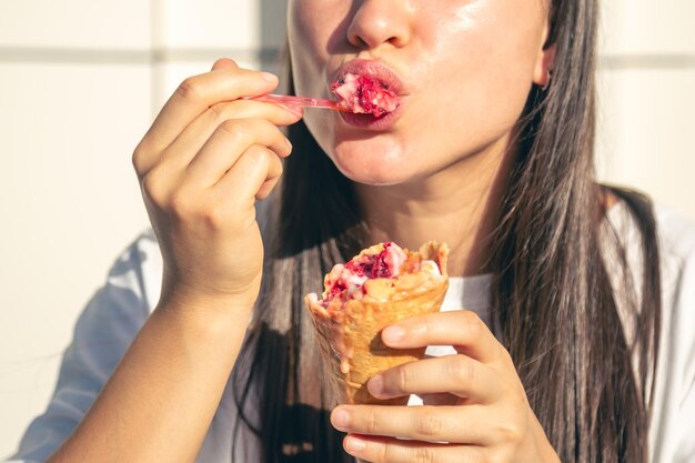 無料写真 アイスクリームコーンを食べている幸せな白人茶色の女性の肖像画