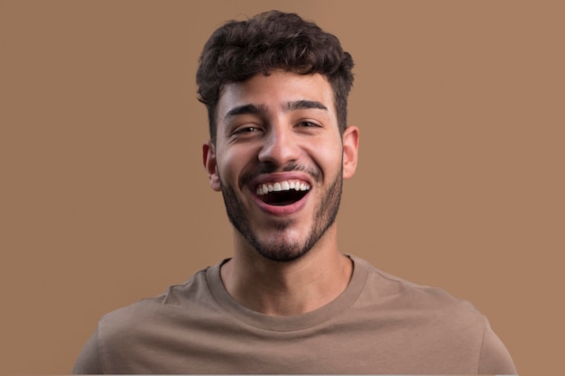 무료 사진 행복 한 웃는 남자의 초상화