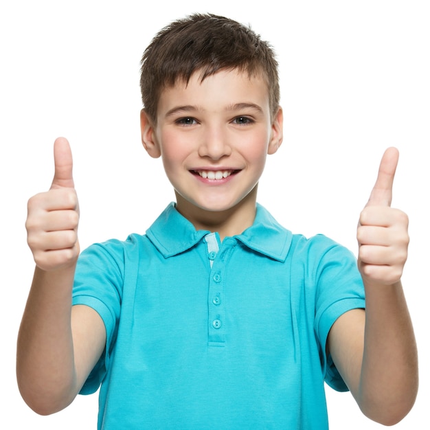 Бесплатное фото Портрет счастливого мальчика-подростка показывает палец вверх жестом