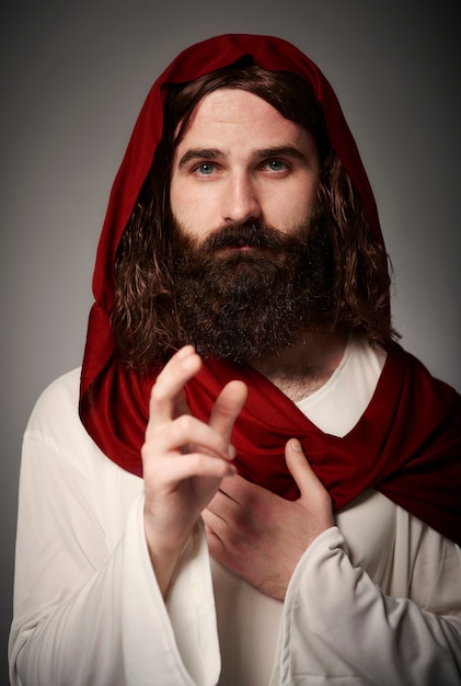Бесплатное фото Портрет иисуса в одежде благословляет всех