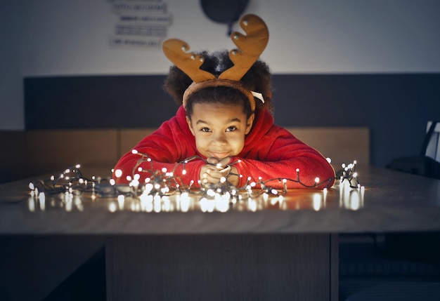 무료 사진 크리스마스 테마로 집에 있는 어린 흑인 소녀의 초상화