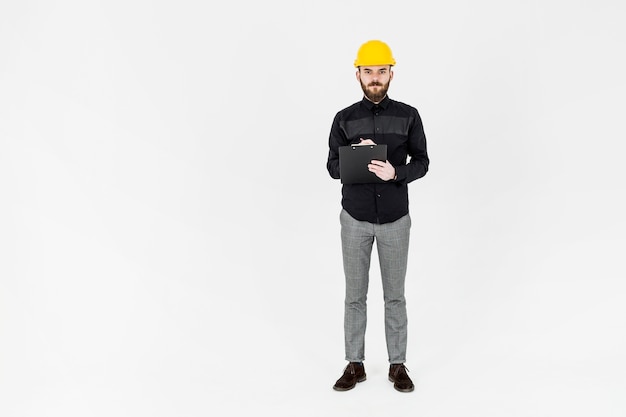 Бесплатное фото Портрет мужчины-инженера с ручкой и буфером обмена