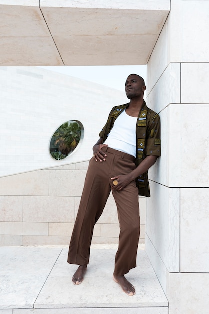 Бесплатное фото Портрет мужчины, позирующего в традиционной африканской одежде на открытом воздухе