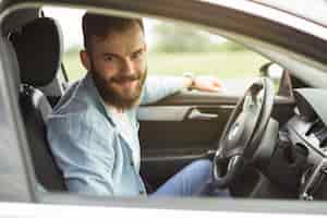 Бесплатное фото Портрет человека, сидящего в машине