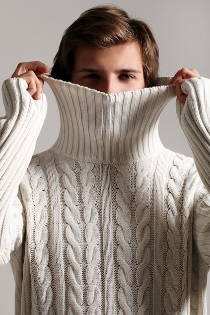 Бесплатное фото Портрет мужчины в зимней одежде