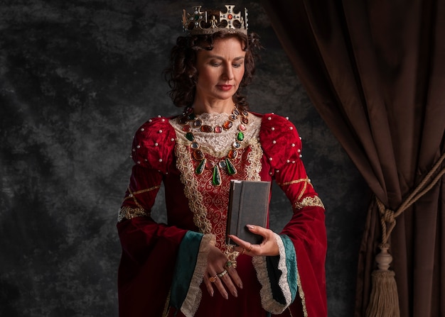 無料写真 原稿と中世の女王の肖像