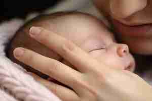 Бесплатное фото Портрет новорожденного ребенка с матерью