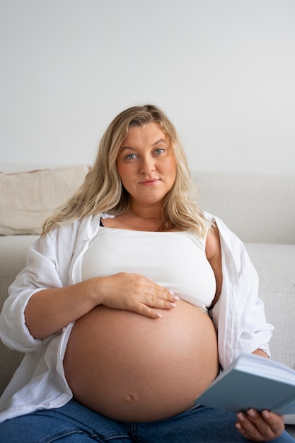 Бесплатное фото Портрет беременной женщины плюс-размера