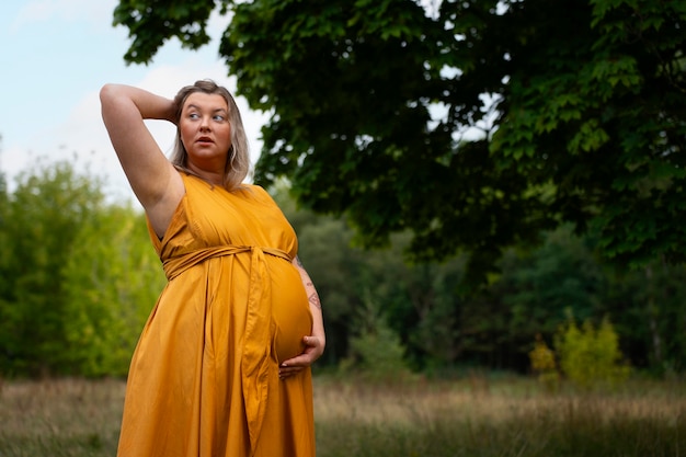 Бесплатное фото Портрет беременной женщины плюс-размера
