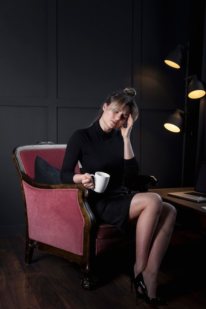 Бесплатное фото Портрет профессионального бизнес-леди устал в офисе