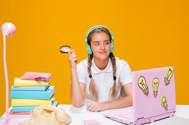 Бесплатное фото Портрет школьница учится с ноутбуком