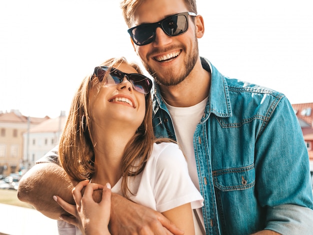 Бесплатное фото Портрет улыбается красивая девушка и ее красивый парень в непринужденной летней одежды и солнцезащитные очки.
