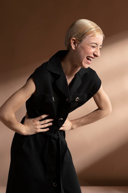 Бесплатное фото Портрет стильной женщины, позирующей в модном наряде