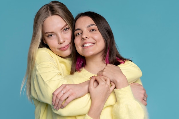 Бесплатное фото Портрет девочек-подростков, держащихся друг за друга
