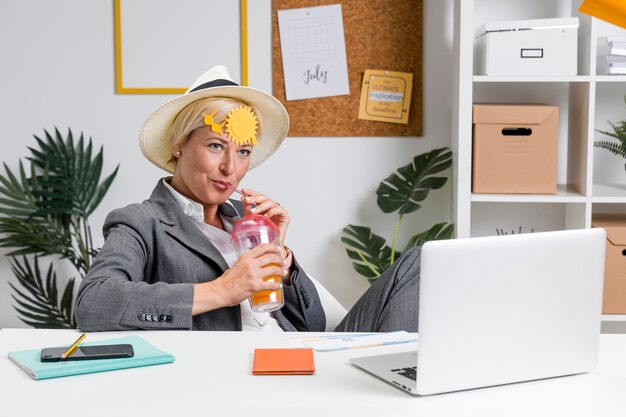 Портрет женщины в офисе, подготовленные к летнему отдыху